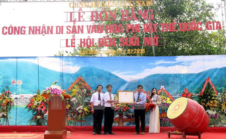 Trao bằng công nhận Lễ hội Đền Suối Mỡ là Di sản văn hóa phi vật thể quốc gia cho cán bộ và nhân dân huyện Lục Nam.